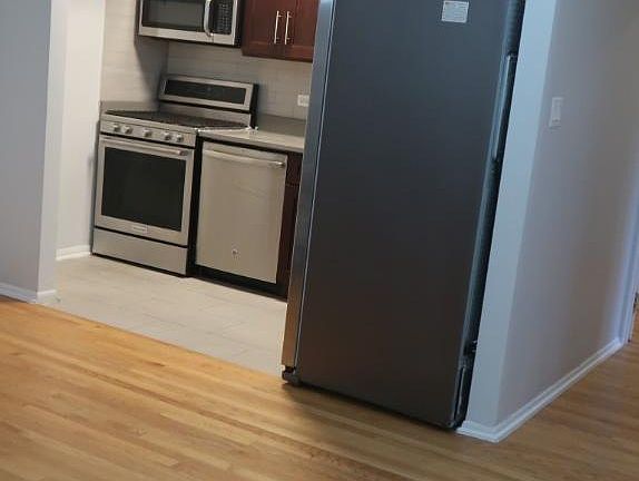 5th image of 535 W Cornelia Ave APT 105