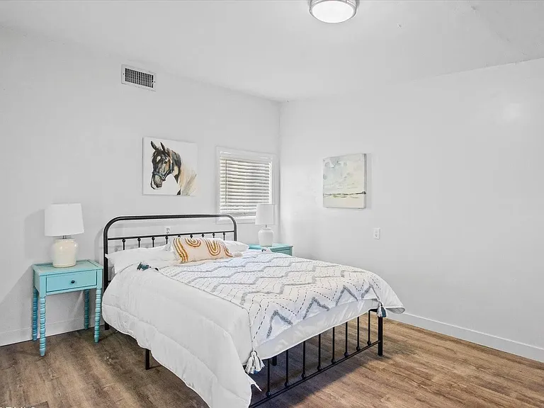 5065 Forest View Rd — Photo 10