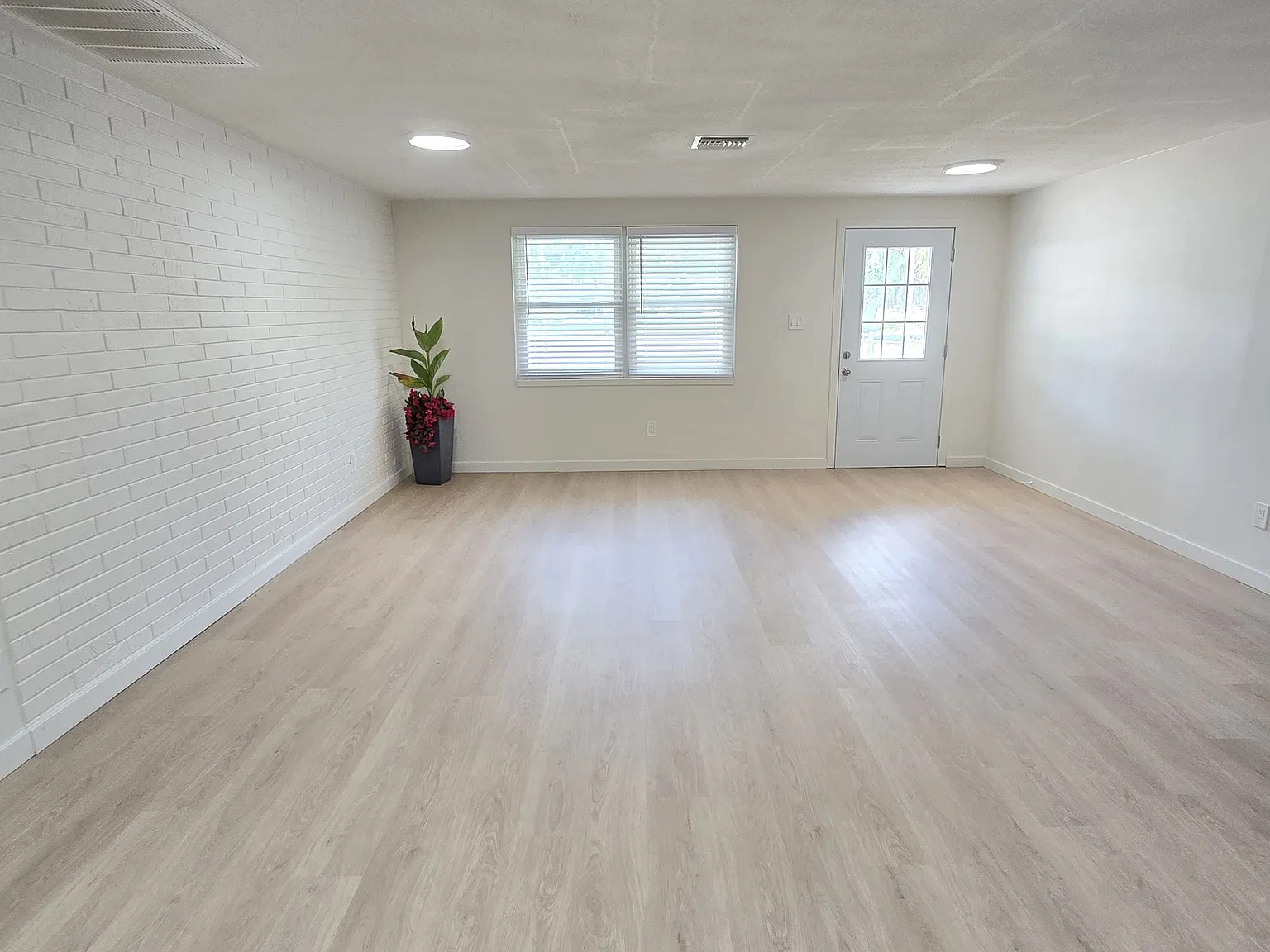 3/2.5/1 Beautifully Updated Crystal River Home with Carport, Garage & Fenced Yard — Photo 4