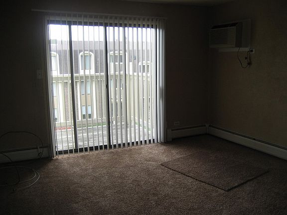 2nd image of 1866 Somerset Dr