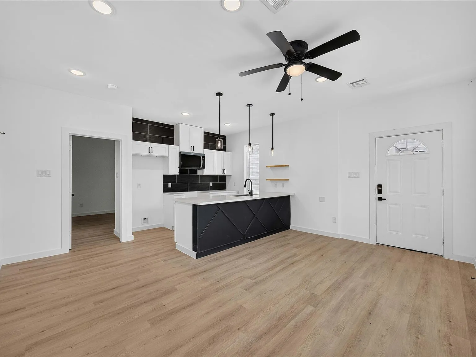 3 bed, 2.5 bath, 1236 sqft, $1,800 — Photo 2
