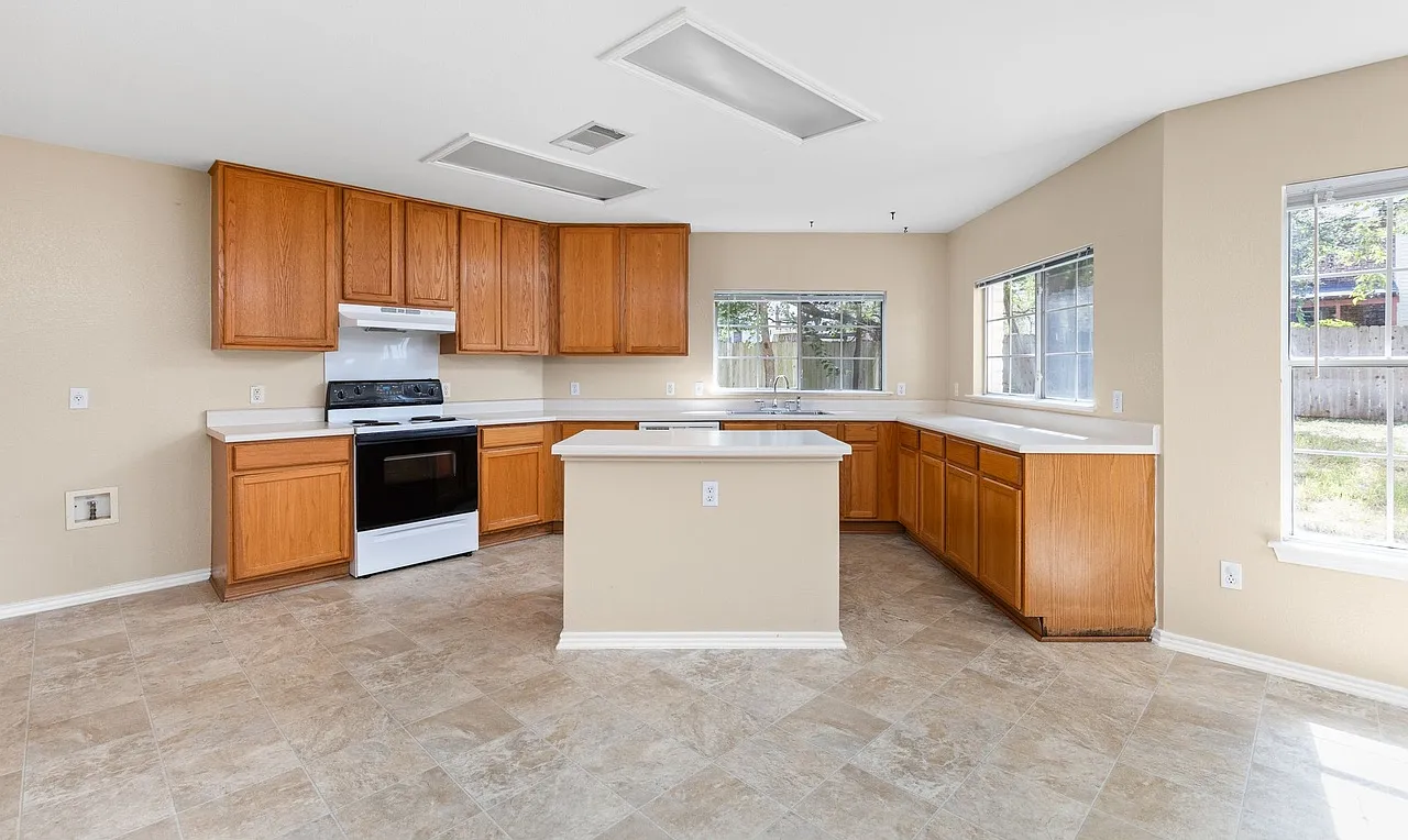 4 bed, 3743 sqft, $3,400 — Photo 4
