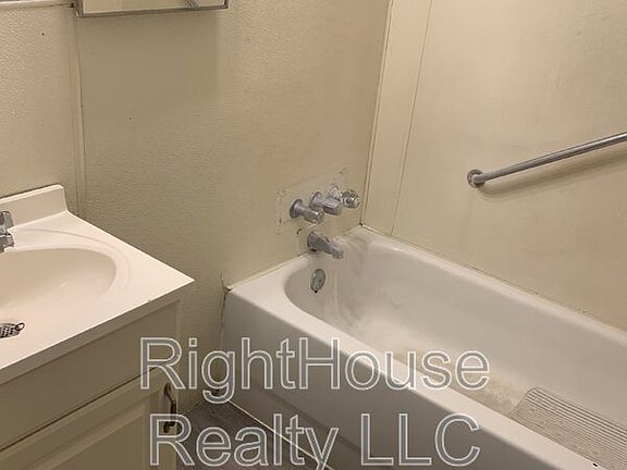 5th image of 2430 Tanglewood St #2
