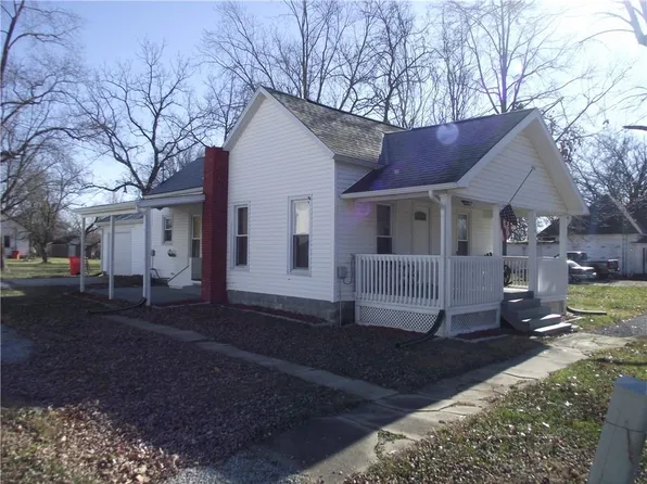 200 S Charles St, Beecher City, IL 62414