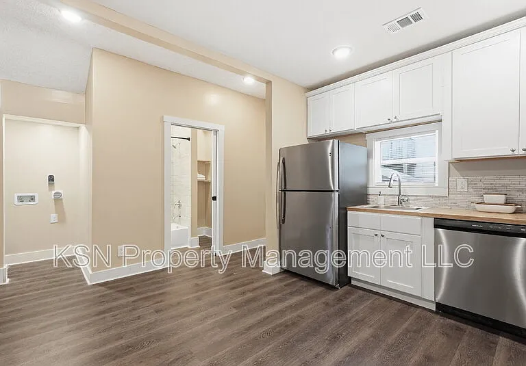 716 W 38th St — Photo 11