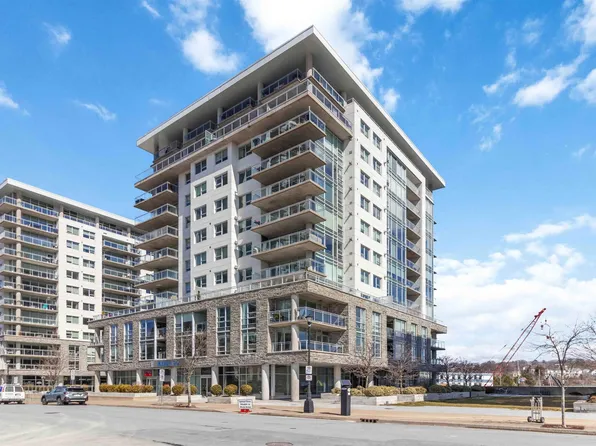31 Kings Wharf Pl #904, Halifax, NS B2Y 0C1