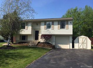 6599 Royal Pkwy S, Lockport, NY 14094
