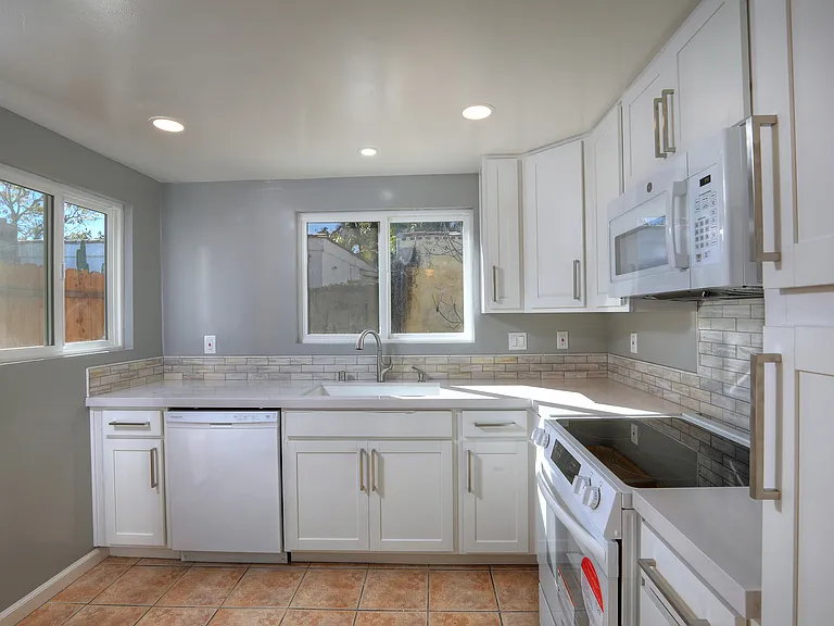 826 Alberta Ave — Photo 7