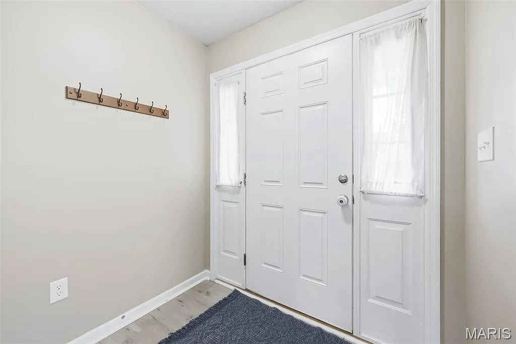 3 bed, 2.0 bath, 1400 sqft, $2,350 — Photo 4