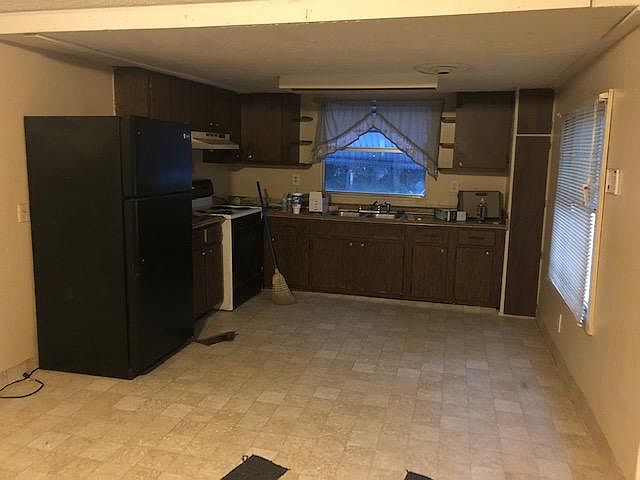 Kitchen, include refrigerator, stove