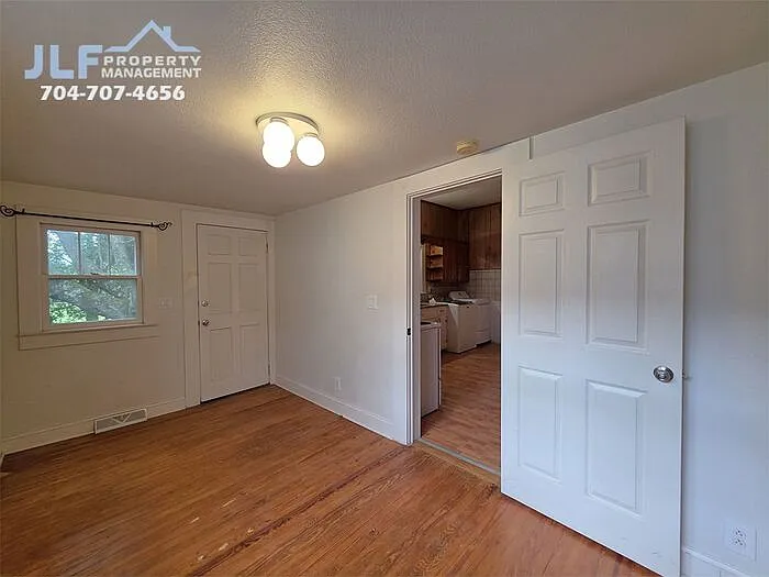215 College St — Photo 14