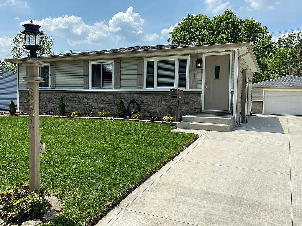 2281 Majestic Dr W photo 1