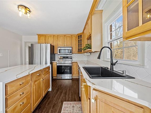 5th image of 220 Baptist Dr
