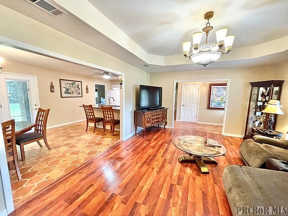 3rd image of 112 Montrose Dr