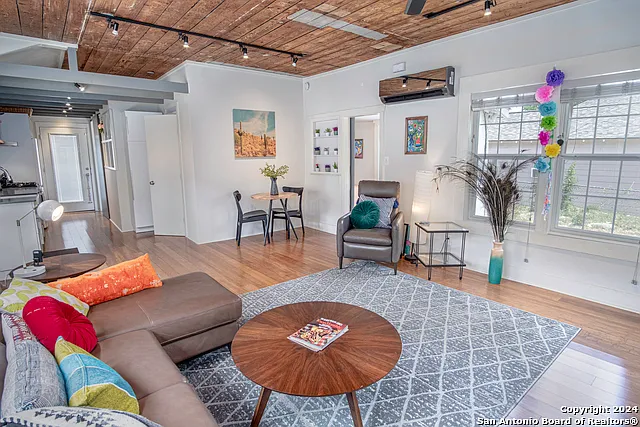 311 Alamosa Ave — Photo 1