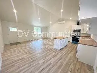 1246 Hughes St — Photo 4