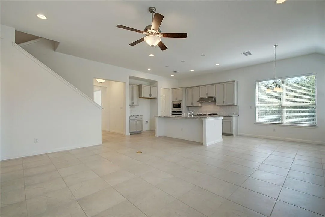 4 bed, 2.5 bath, 2875 sqft, $2,985 — Photo 3