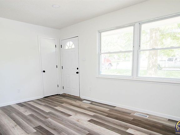 2nd image of 1110 N School St
