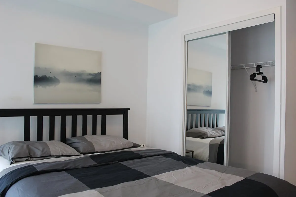 Deluxe Room - York Street & Bremner Boulevard — Photo 1