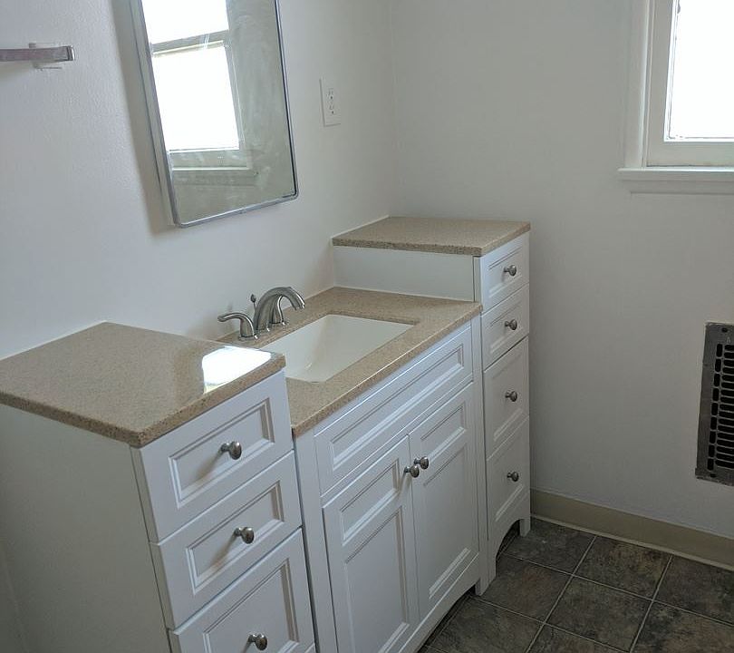 2nd image of 933 W 7th St