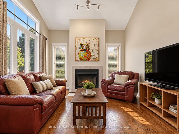 3rd image of 958 Markwick Cres