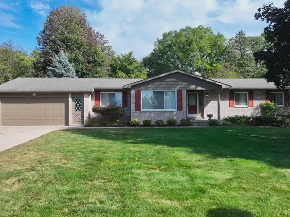 5204 Applewood Dr, Flushing, MI 48433