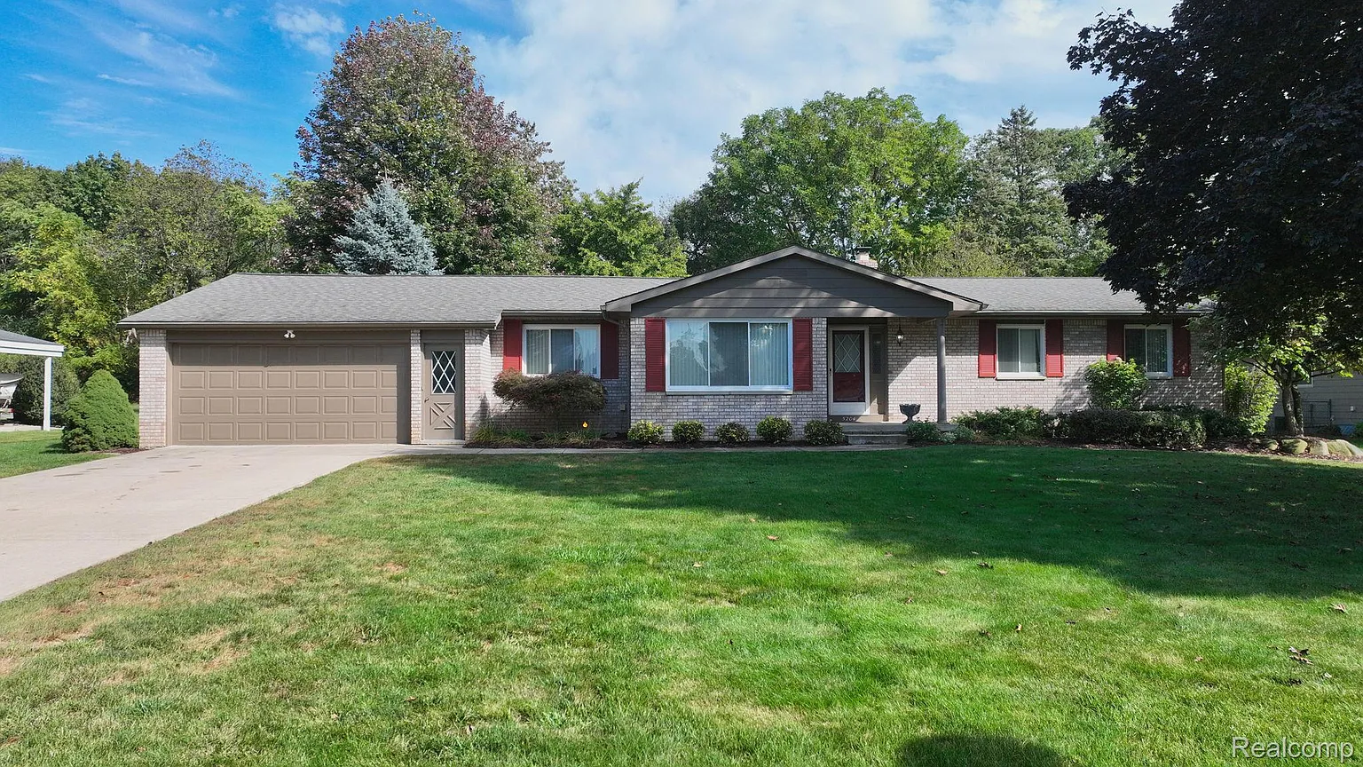 5204 Applewood Dr photo 1