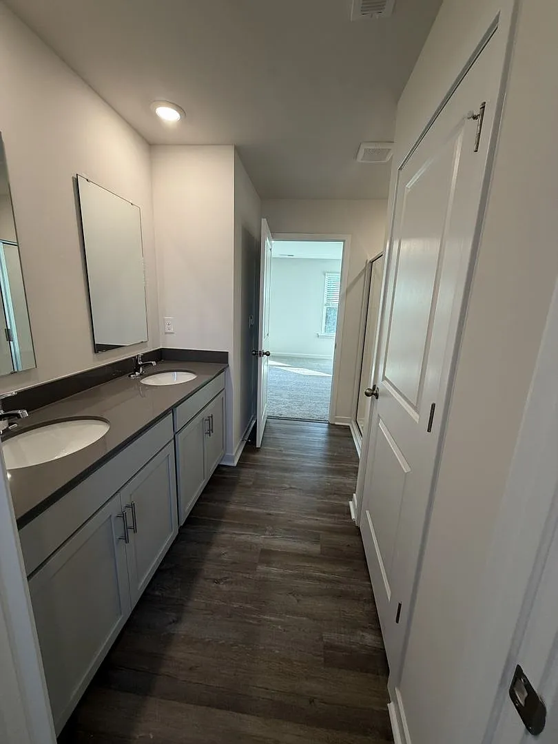Brand New Home in Hickory — Photo 4