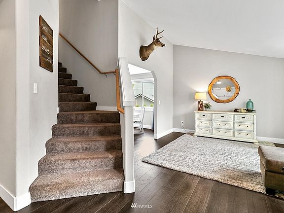 Bright entry >