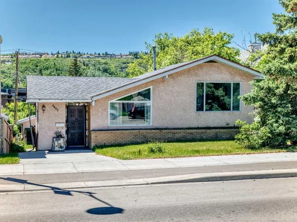 4407 NE Bowness Rd NW, Calgary, AB T3B 0A7