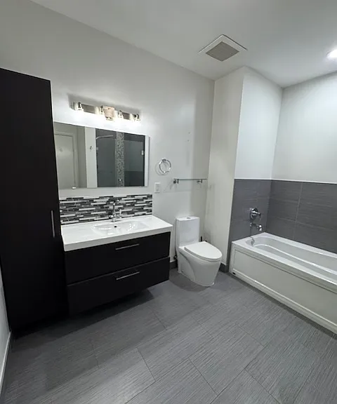 313 NE 2nd St #302 — Photo 10