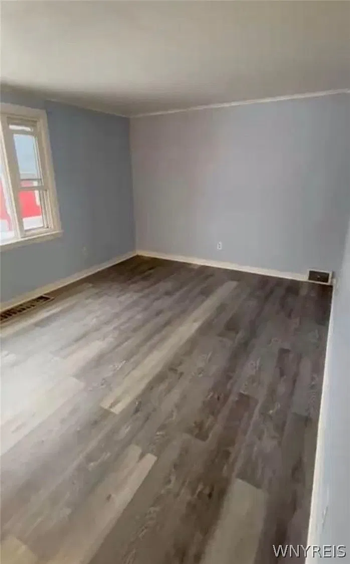 3 bed, 1.0 bath, 2748 sqft, $1,800 — Photo 4