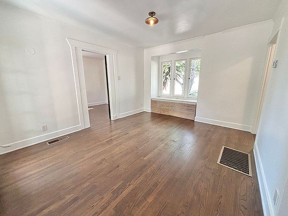 4th image of 1142 W Kensington Rd #214198D21