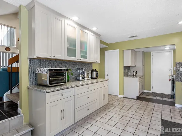 524 Westgate Dr, Edison, NJ 08820