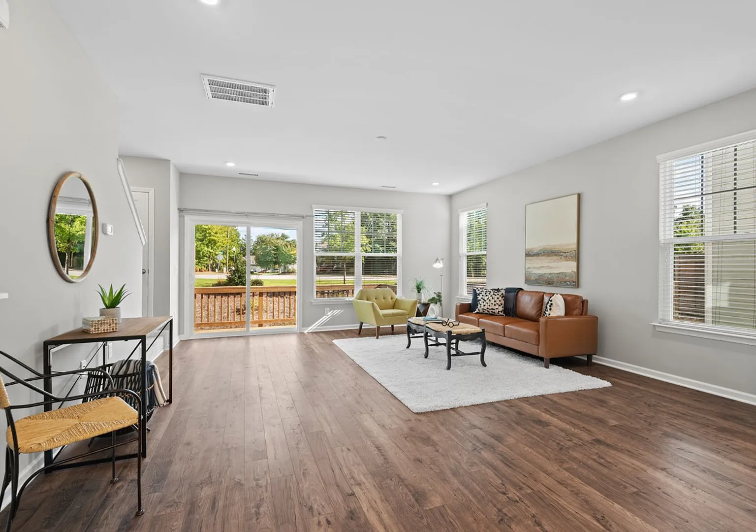Spacious 4-Bed Home! Modern Kitchen, High Ceilings, Dual Primaries, Laundry Room, Pet Friendly! — Photo 4
