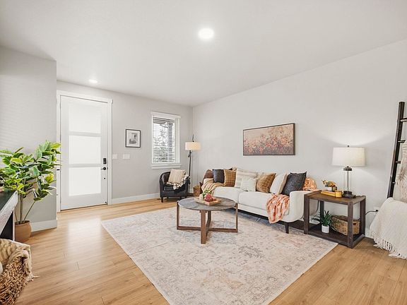 3rd image of 6025 Denys Dr