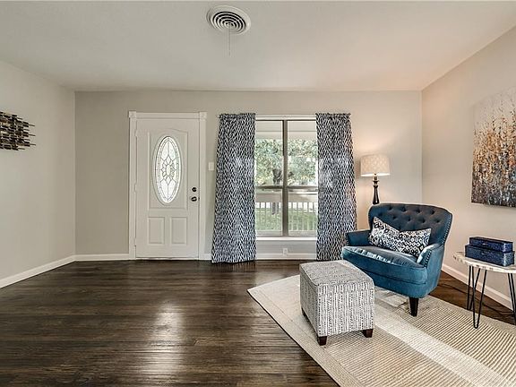 3rd image of 330 Parkwood Pl