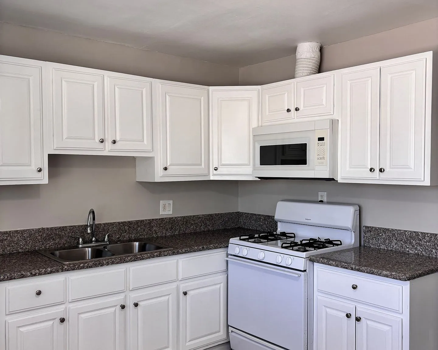 Renovated 2 Bedroom 1 Bathroom — Photo 1