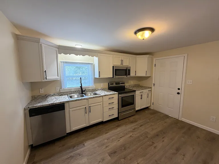 40 Barker St #D — Photo 4