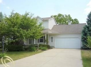 2912 Riverside Ct, Waterford, MI 48329