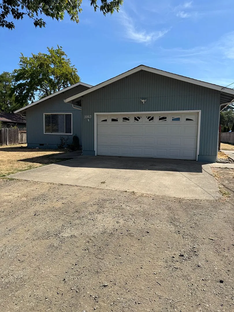 Green area 3 Bedroom 2 Bath with Garage — Photo 2