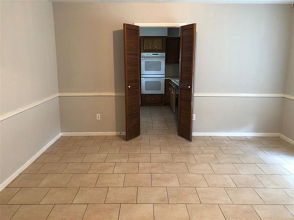 3rd image of 2323 Rushbrook Dr