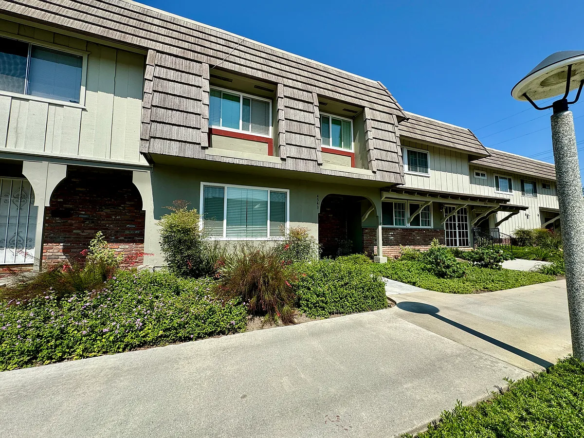Beautiful townhome located in a desirable planned unit development! - 4543 Larwin Ave