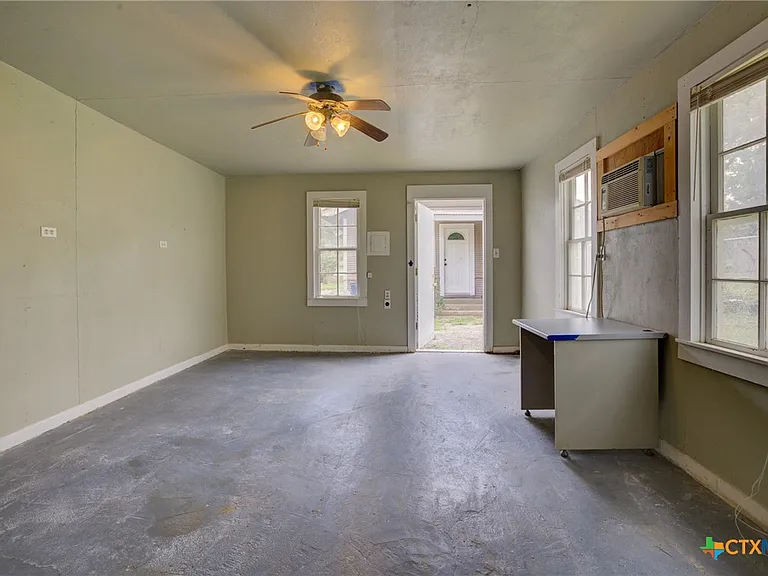 262 Clemens Ave — Photo 16