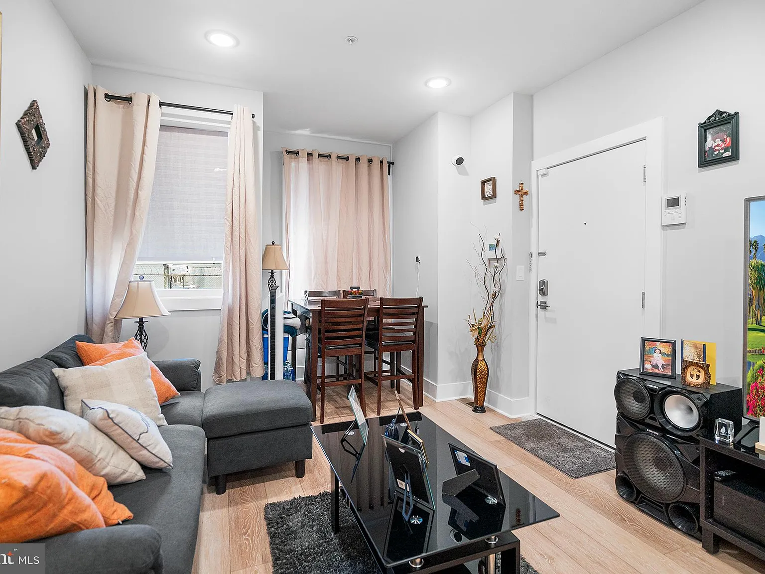 2 bed, 1.5 bath, 3504 sqft, $1,450 — Photo 4