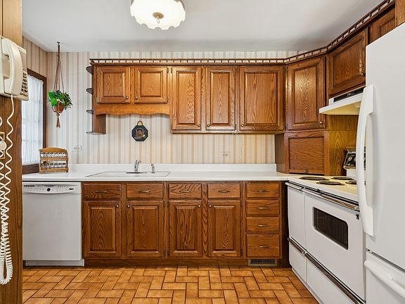 5th image of 7749 W Palatine Ave