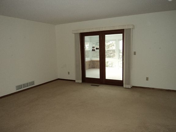 5th image of 1050 W Kinder St