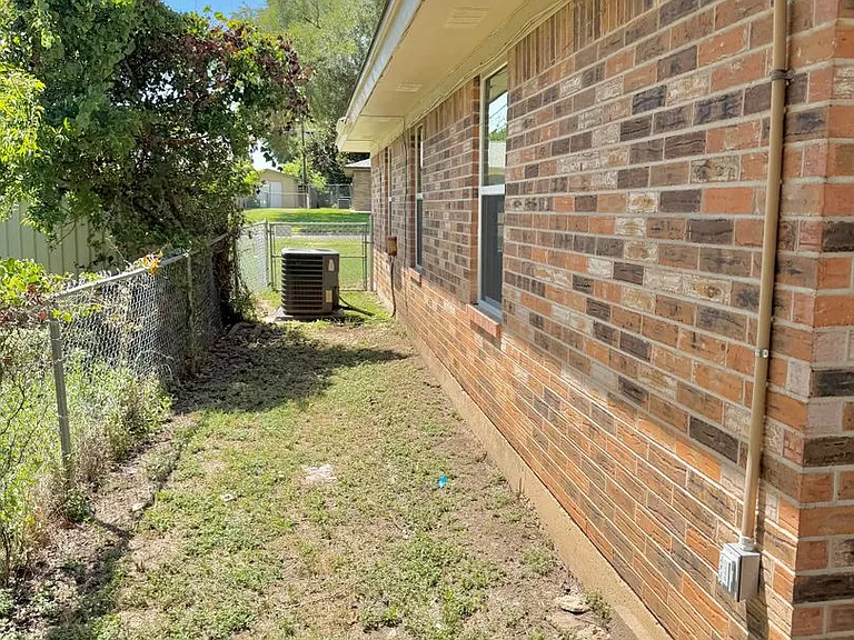 1114 Rhonda Lee St — Photo 2