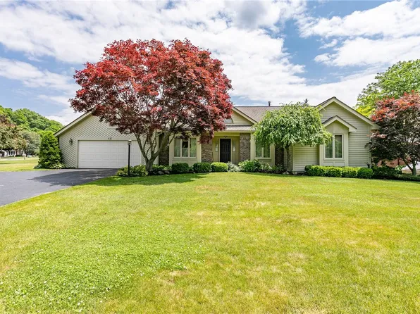 52 Corral Dr, Penfield, NY 14526