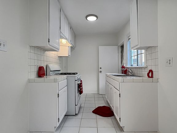 3rd image of 1164 N Loma Vista Dr
